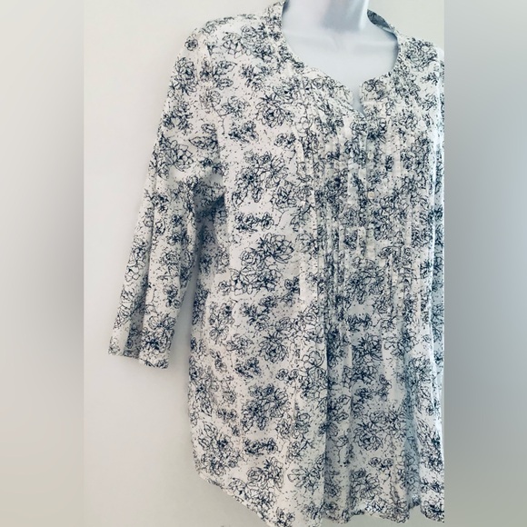 Talbots Shirt Size Medium Pullover Roll Tab Sleeve Floral Pintucks 100% Cotton - Picture 2 of 9